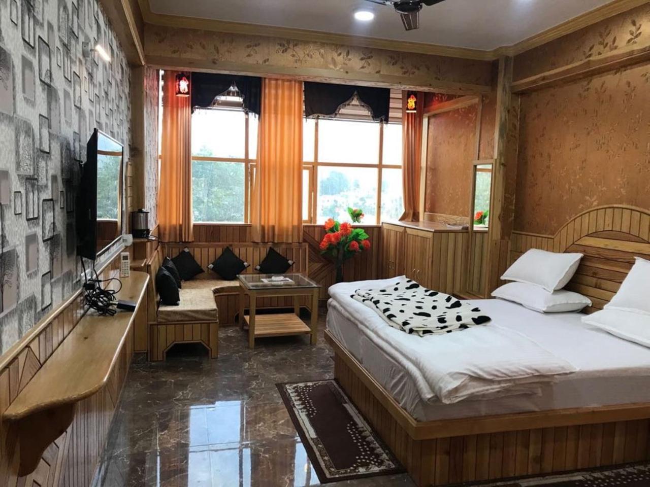Oyo 37525 Hotel Mall Palace Pithorāgarh Dış mekan fotoğraf
